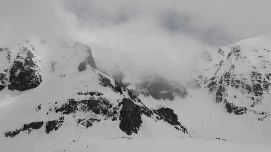 阴天的高海拔落基山脉雪山壁