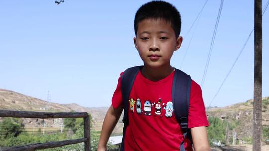 背书包奔跑着去上学的农村小学生视频素材模板下载