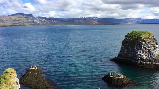 4k冰岛海岸风光与海水和山脉