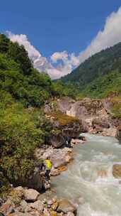 四川贡嘎山区南门关沟的徒步旅行者