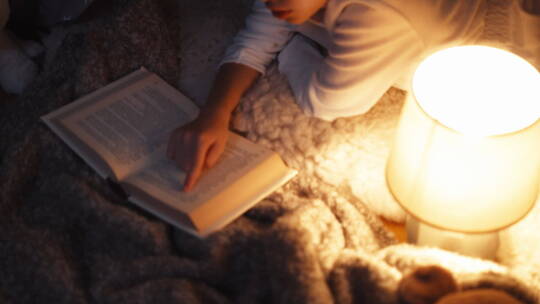 夜晚小女孩趴着看书视频素材模板下载