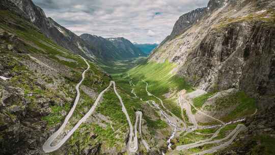 航拍山谷和公路