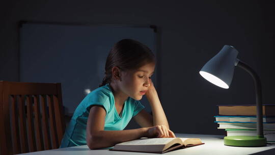 女孩在夜里学习