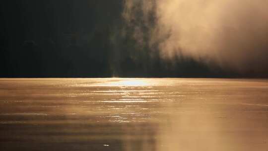 【合集】清晨云雾缭绕的湖面