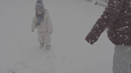 大雪纷飞母子雪地嬉戏SLOG