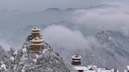 7倍航拍渐远老君山道观群雪云海