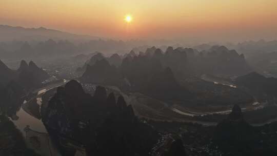 日出时分的壮丽山脉全景