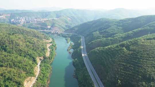 航拍澜沧江和江旁的道路