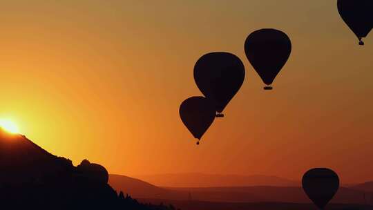 美丽日落天空的热气球剪影