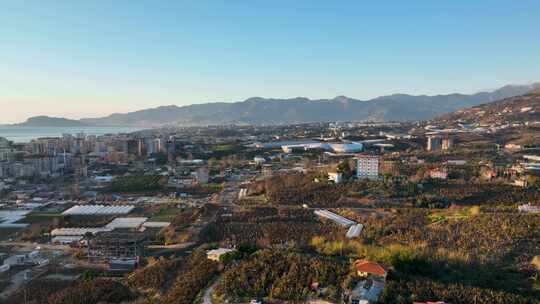 城市上空的彩色全景日落鸟瞰4 K阿拉尼亚土耳其