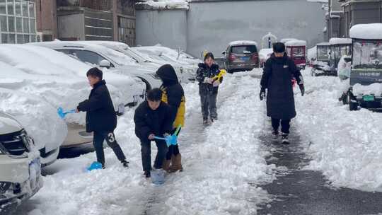 小区楼房停车积雪小朋友玩雪1