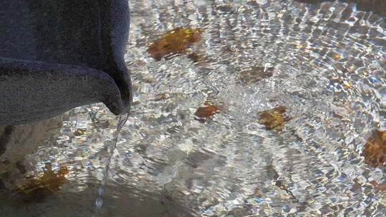 泉水流下 水流 水花 水纹 清澈