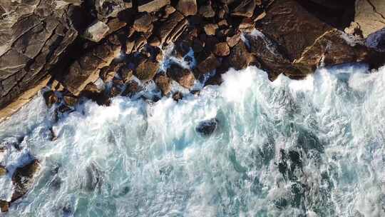 海浪拍击在海边石壁上