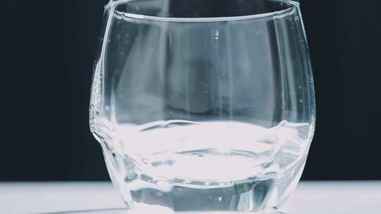 玻璃杯子里倒水视频素材模板下载