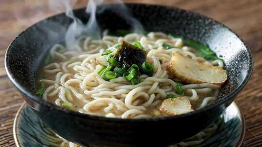 香喷喷的日式清汤面特写镜头