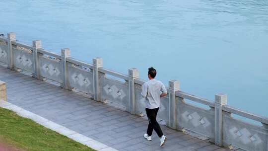 男子河边步道跑步