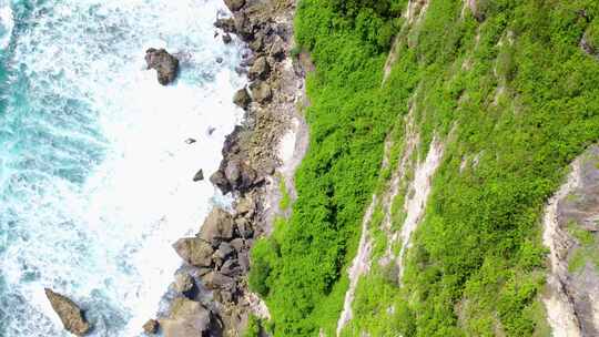 4k风景俯拍海浪拍打礁石