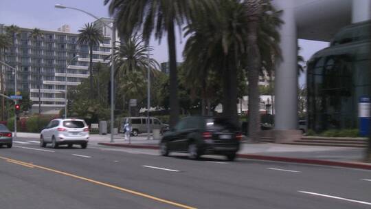一辆汽车沿着一条街行驶的侧pov镜头视频素材模板下载