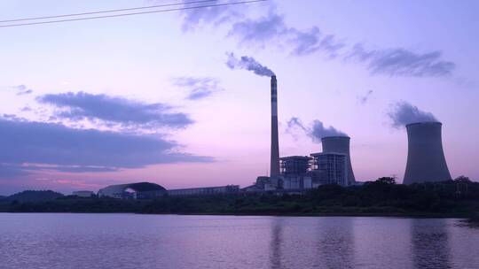 中国老式的火力发电厂大烟囱