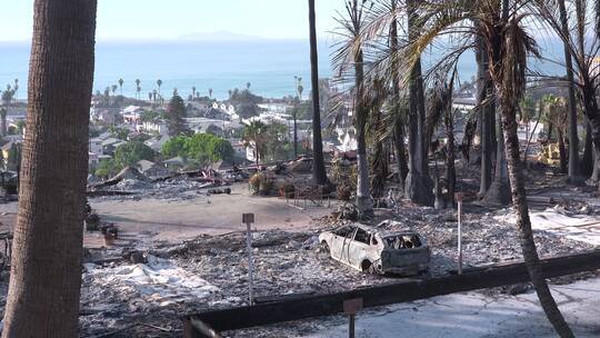 2017年托马斯大火后被毁的公寓大楼和烧焦车辆的俯瞰图