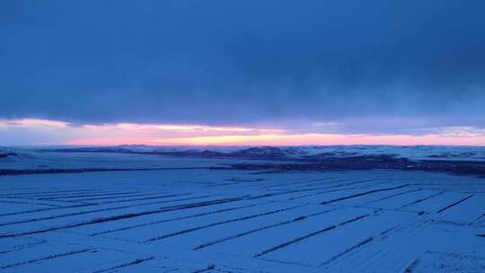 浓郁夕阳下的垦区雪原