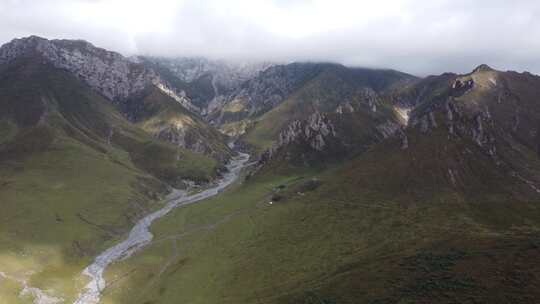 青海互助龙王山山峰草原河流蓝天航拍视频