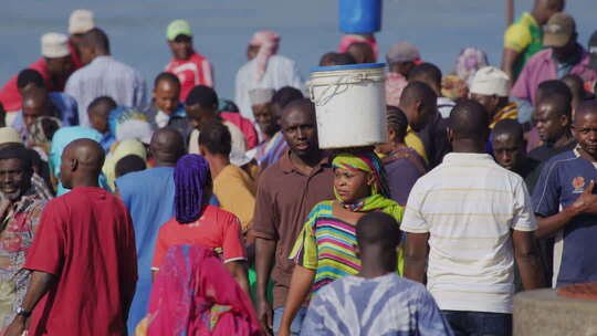 非洲海鲜市场上的人群
