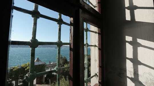 伊斯坦布尔奥斯曼拜勒贝伊清真寺和博斯普鲁斯海峡从窗口