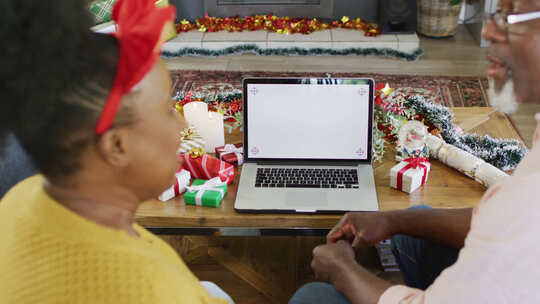 资深非裔美国夫妇正在进行笔记本电脑视频通话