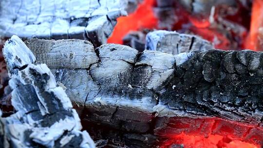 木堆烧成灰烬视频素材模板下载