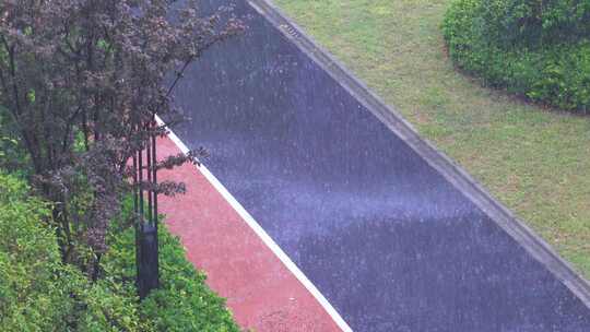 城市小区下雨空镜