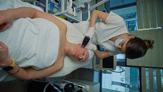 美容学家在患者面部皮肤上进行微针提升