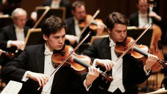 乐团演奏者小提琴演奏画面