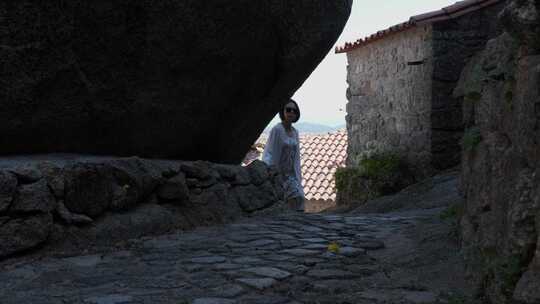 葡萄牙孟山都古村散步的女人。地面和静态视图