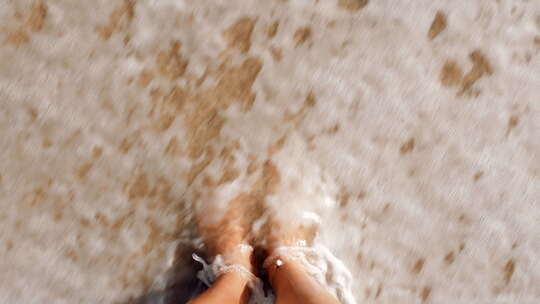 海浪冲洗双脚，激起浪花，女生视频素材模板下载