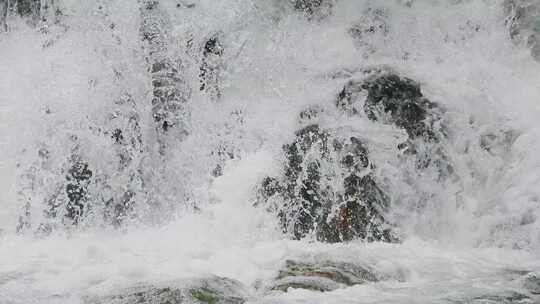 山水瀑布的溪流局部特写，慢动作水花