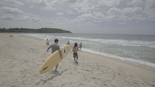 【1080p50帧】人拿冲浪板到沙滩海边