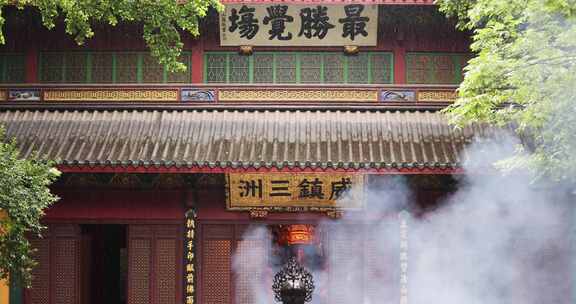 （慢镜）中国杭州灵隐寺下雨天