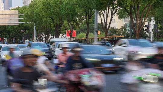 城市街道车水马龙行人匆匆车流人流十字路口