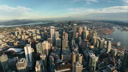 日落时分，无人机从西雅图市中心的摩天大楼起飞。