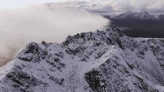 雄伟威武雪山之巅航拍