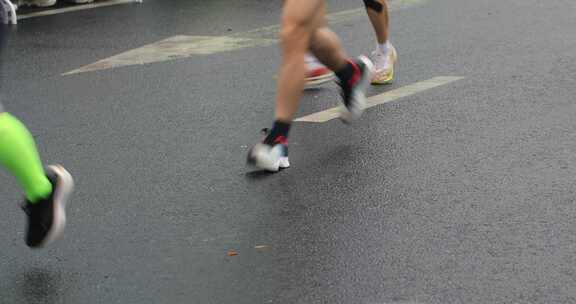 穿着运动鞋的运动员马拉松比赛长跑腿部特写