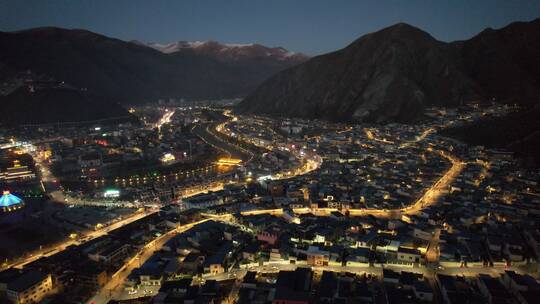 青海玉树市当代山观景台俯瞰城市建筑夜景