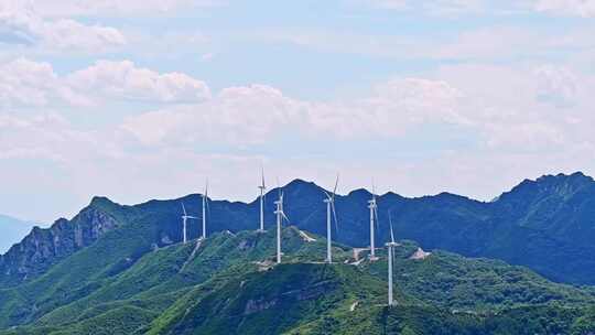 夏季绿色高山蓝天白云与风力发电机组