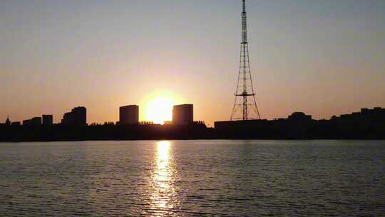 湖面夕阳晚霞倒影