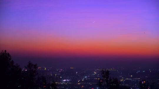 白云山上俯瞰广州城市夜景与夕阳晚霞风光