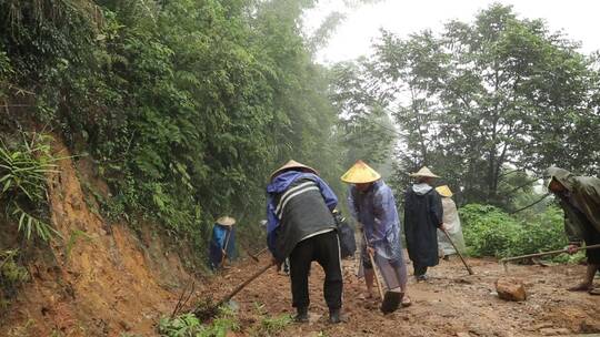 夏季山洪大水冲垮道路村民修路