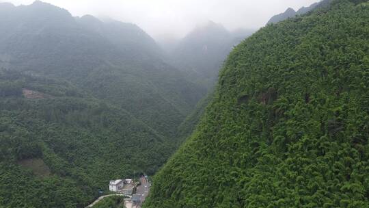 大山里的公路航拍