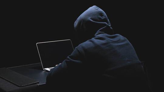 网络黑客敲写代码 入侵网站网络信息安全