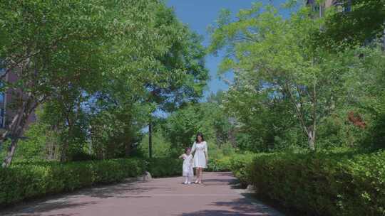 温馨母女 年轻妈妈亲子活动 吹